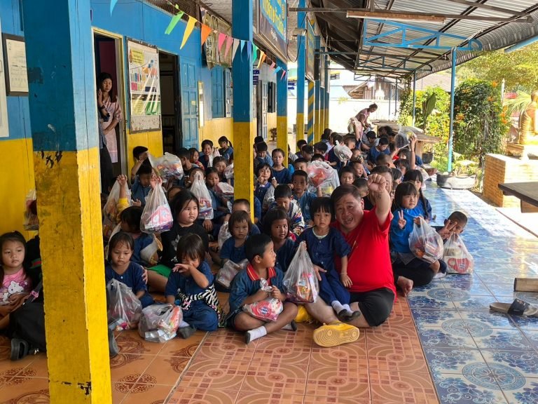 คณะอาจารย์สตีฟ บ้านสันก้างปลา แจกสิ่งของอุปโภคบริโภคให้แก่นักเรียนโรงเรียนบ้านใหม่แม่ยางมิ้นเนื่องในวันเด็กแห่งชาติ