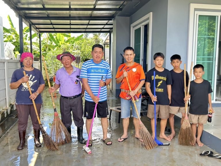 ผู้อำนวยการสถานศึกษา ตรวจเยี่ยมให้กำลังใจครูผู้ประสบภัยน้ำท่วม ณ บ้านป่าห้า หมู่ 1 ตำบลนางแล อำเภอเมือง จังหวัดเชียงราย