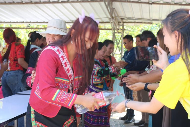 รดน้ำดำหัวผู้อำนวยการโรงเรียนและคณะครูโรงเรียนบ้านใหม่แม่ยางมิ้น